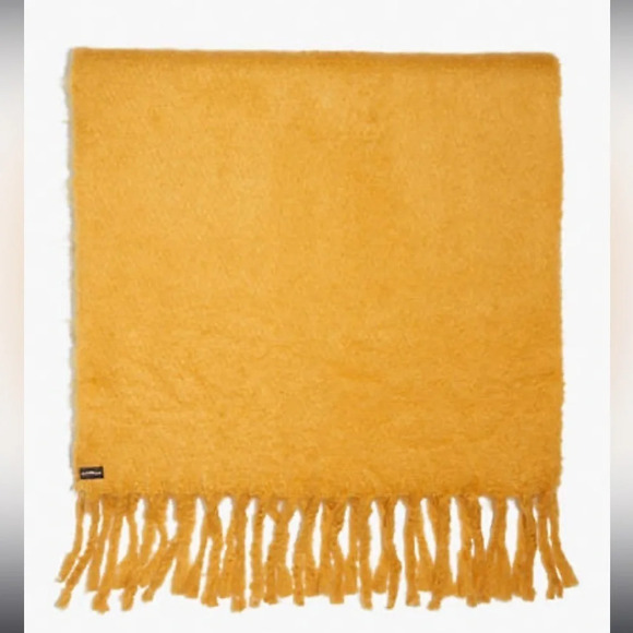 Levi’s Fuzzy “Wrap” Scarf 🚩SOLD OUT STYLE - Picture 1 of 5